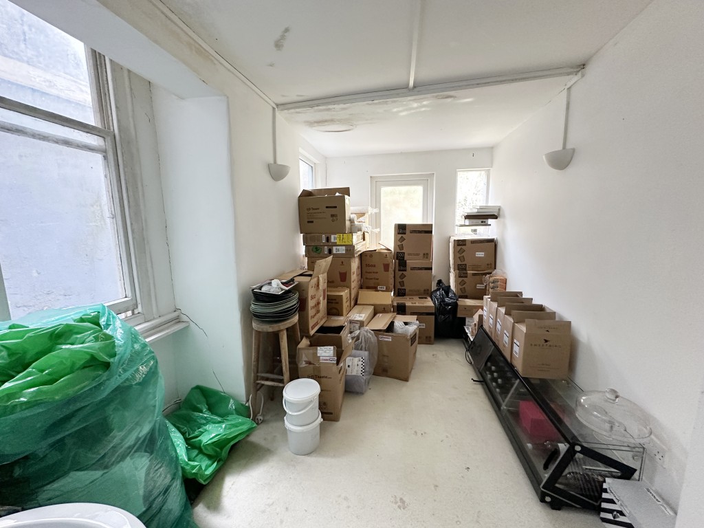 Lot: 79 - MIXED FREEHOLD RESIDENTIAL AND COMMERCIAL INVESTMENT - 56 Kings Road Storage Room